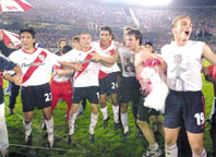 DyN.&nbsp;Siempre igual. Le gusta a River festejar frente a Argentinos Juniors. Los jugadores festejan y de fondo se observa parte de las 60.000 almas.